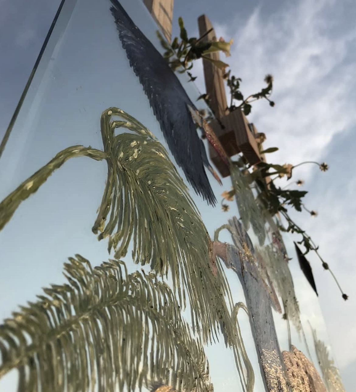 Detalhe das folhas pintadas refletindo o céu