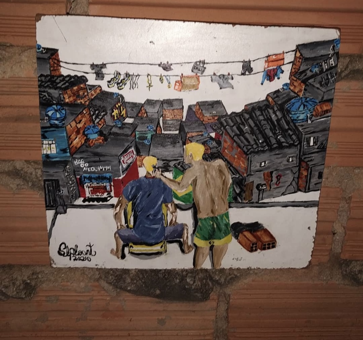 Dois personagens na laje, um pintando o cabelo do outro, com a comunidade ao fundo