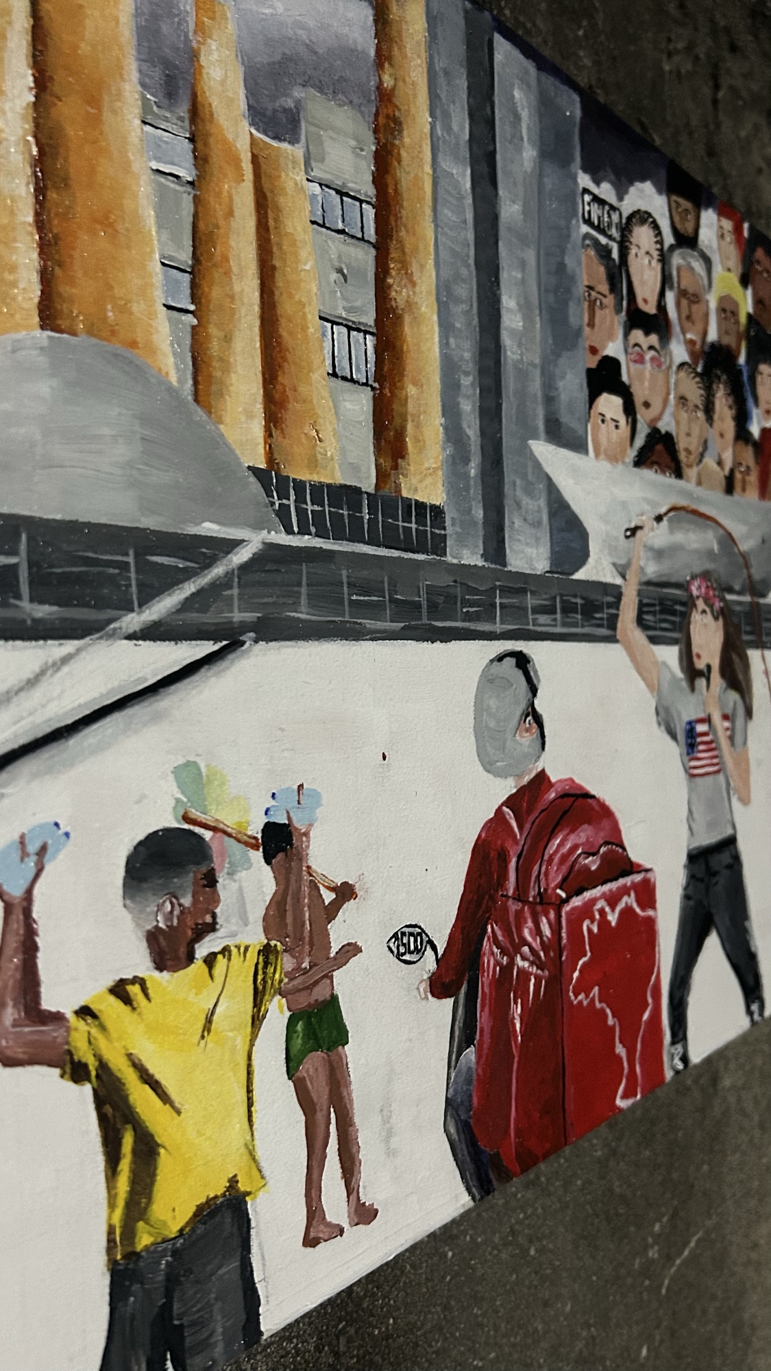 A pintura Eleições no Brasil vista em ângulo lateral, mostrando o relevo da tinta sobre a tela
