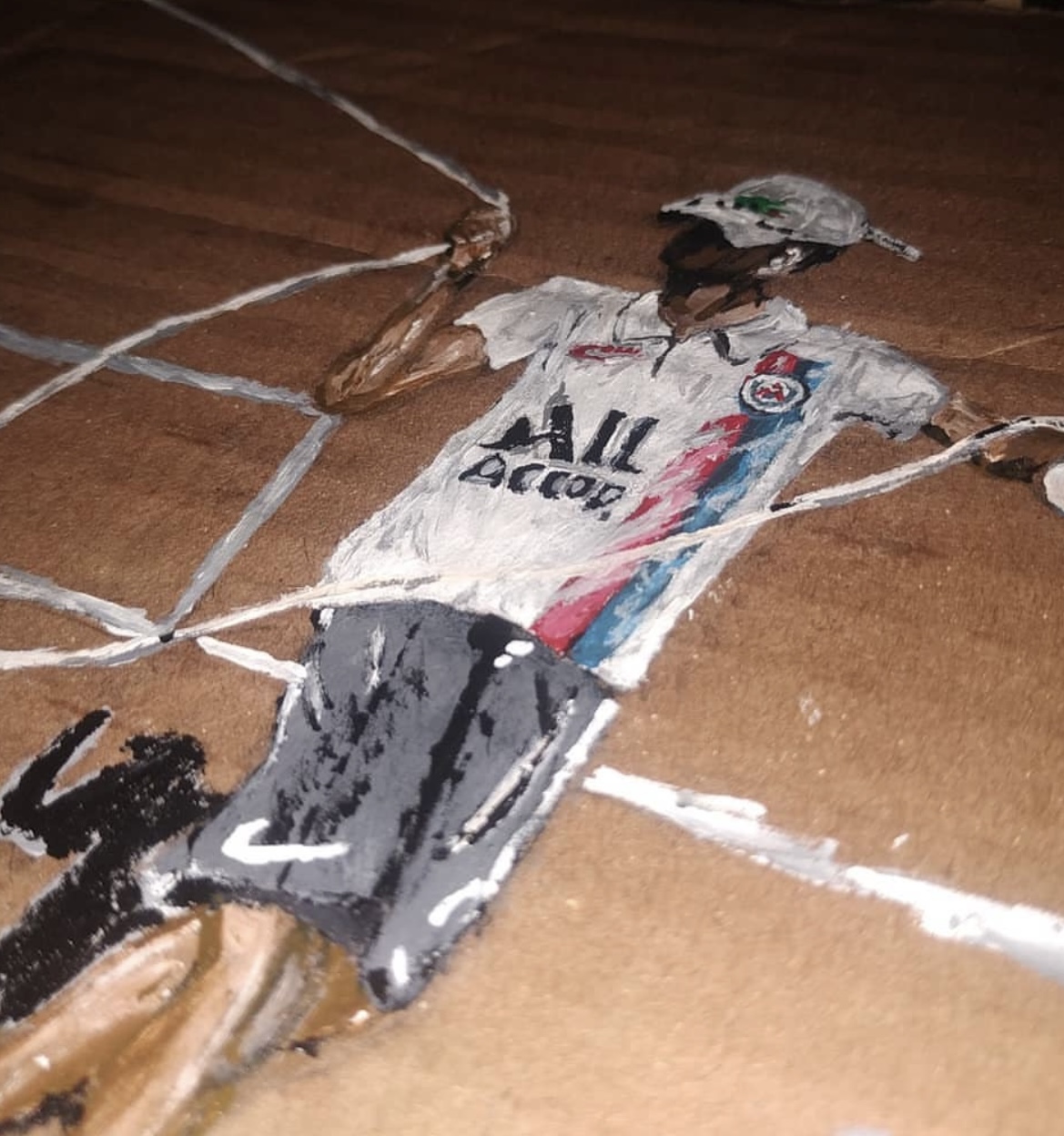 Criança de boné branco soltando pipa, pintada sobre papelão com linhas atravessando a cena