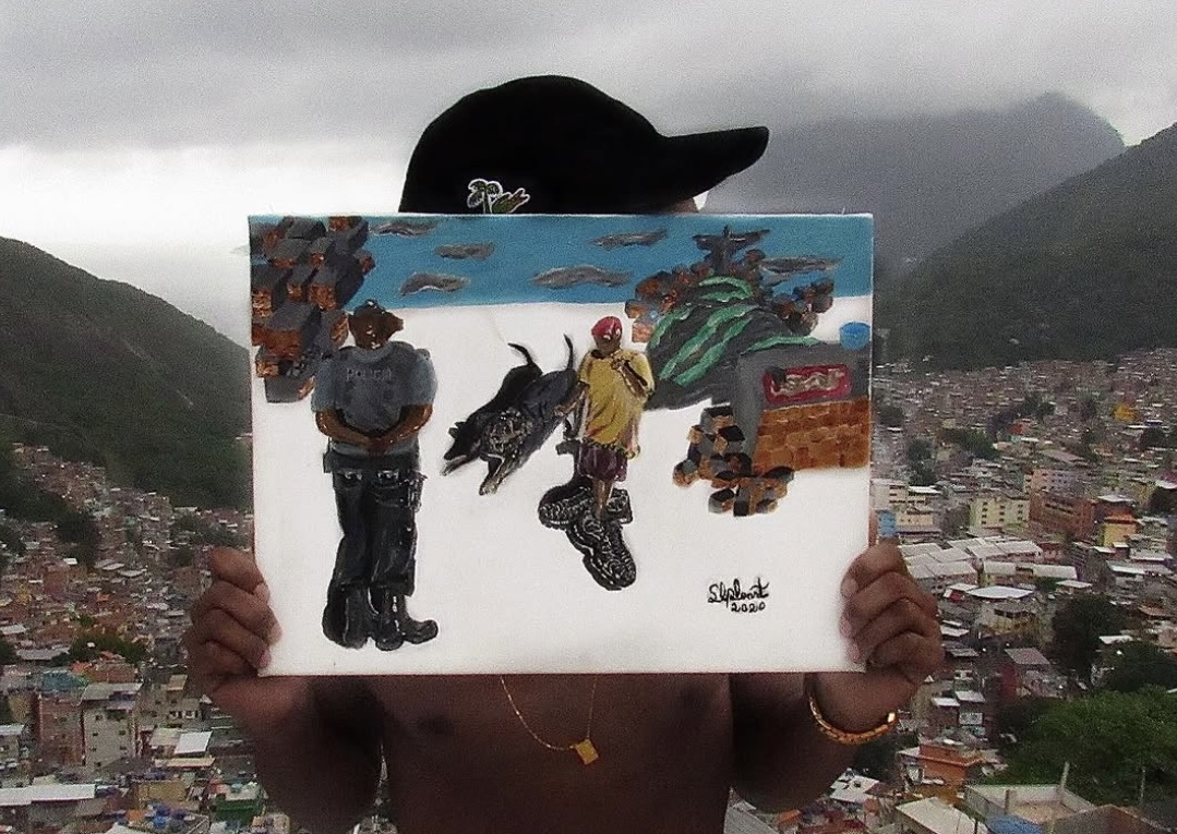 A tela segurada diante da vista da comunidade