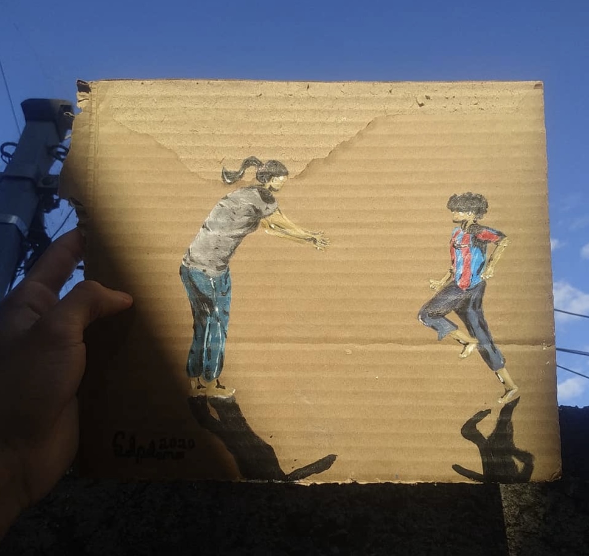 Criança correndo de braços abertos em direção à mãe, pintura sobre papelão iluminada pelo sol