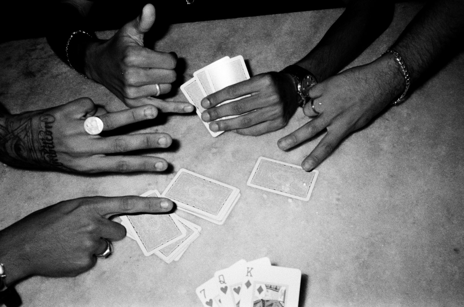 Mãos sobre a mesa durante o jogo de cartas
